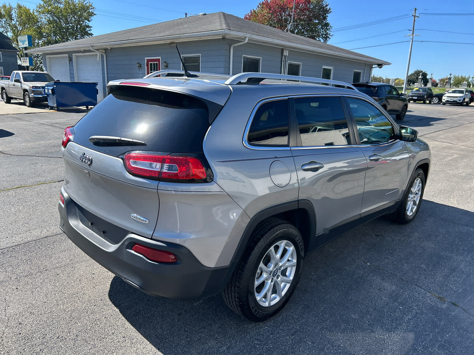Used 2015 Jeep Cherokee Latitude w/ Cold Weather Group FWD image 3