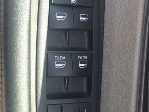 Used 2023 Chrysler Pacifica Touring-L FWD image 27