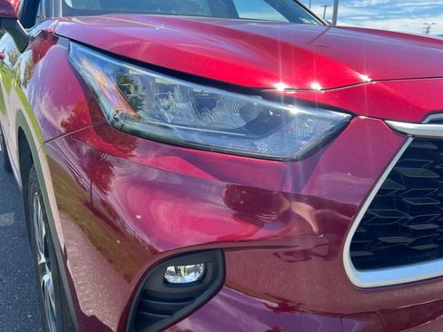 Used 2020 Toyota Highlander XLE AWD/4WD image 12