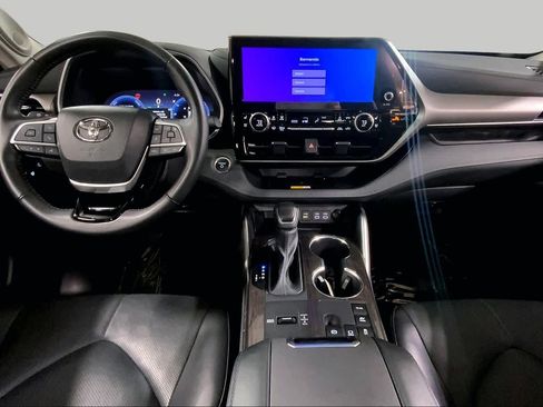 Used 2025 Toyota Highlander Limited AWD/4WD image 16
