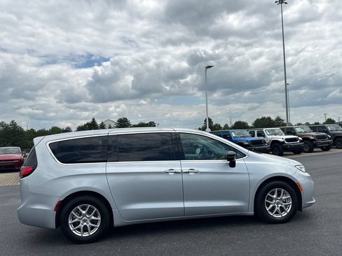 Used 2024 Chrysler Pacifica Touring-L w/ Uconnect Theater Family Group FWD image 2
