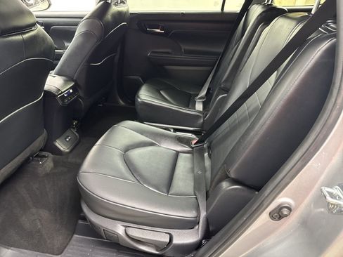 Used 2025 Toyota Highlander XLE AWD/4WD image 36