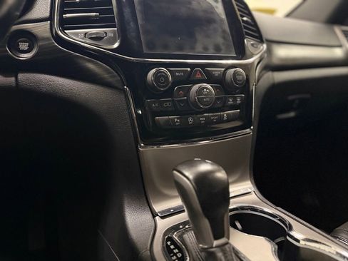Used 2020 Jeep Grand Cherokee Altitude image 16