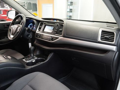 Used 2019 Toyota Highlander LE AWD/4WD image 37