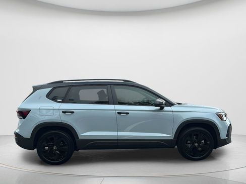 New 2026 Volkswagen Taos SE image 6