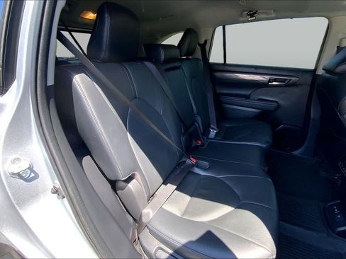 Used 2023 Toyota Highlander Limited FWD image 19