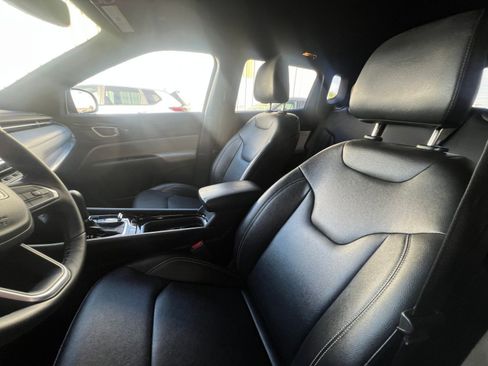 Used 2025 Jeep Compass Limited image 36