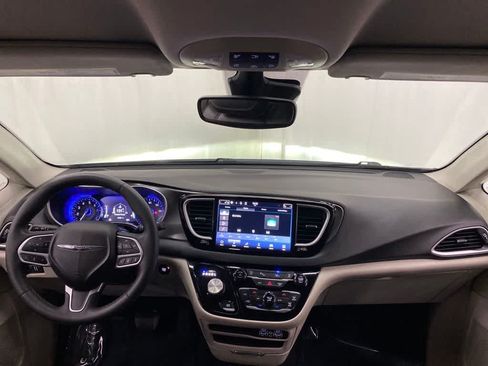 Used 2024 Chrysler Pacifica Touring-L FWD image 13