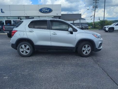 Used 2021 Chevrolet Trax LT w/ Premium Seat Package AWD/4WD image 10