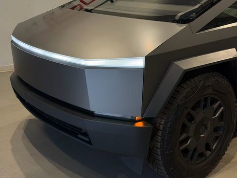 Used 2024 Tesla Cybertruck AWD Crew Cab image 8