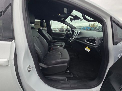 New 2026 Chrysler Pacifica Select image 11