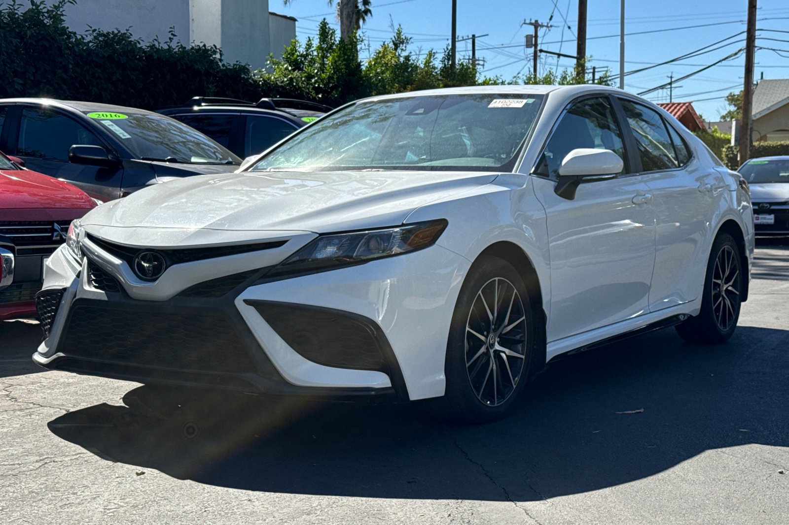 Used 2021 Toyota Camry SE w/ Convenience Package FWD image 3