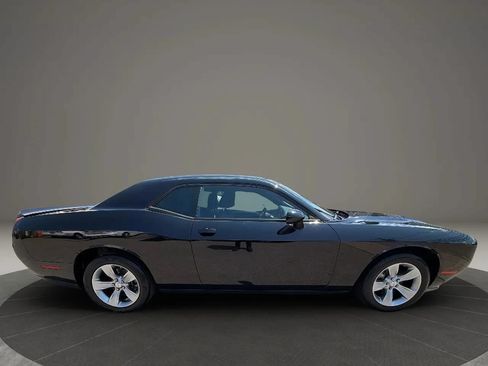 Used 2022 Dodge Challenger SXT RWD image 4