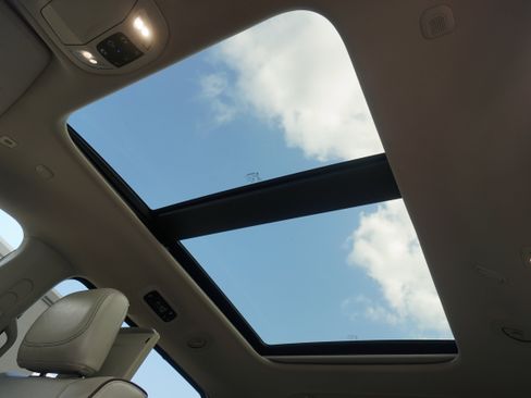 Used 2018 Chrysler Pacifica Limited w/ Tire & Wheel Group image 23