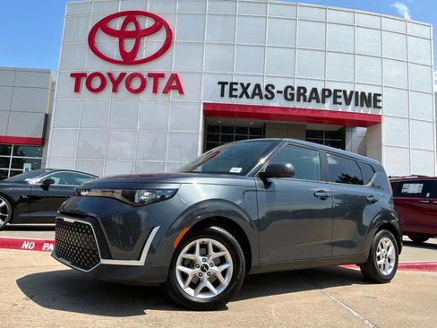 Used 2025 Kia Soul LX w/ LX Technology Package FWD image 2