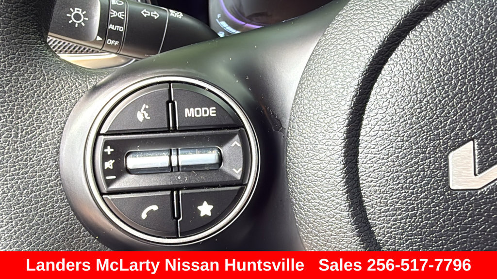 Used 2025 Kia Soul LX FWD image 28