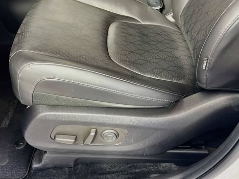 Certified 2025 Kia Carnival FWD image 12