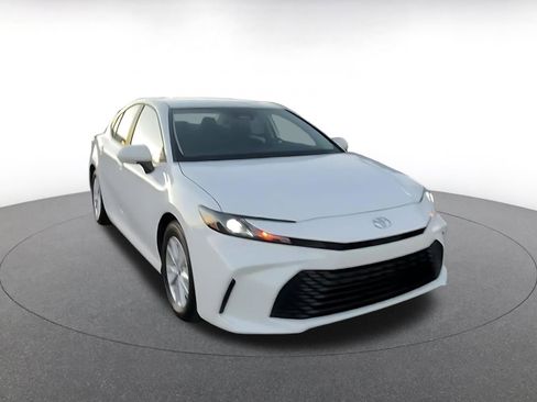 Used 2025 Toyota Camry LE image 3