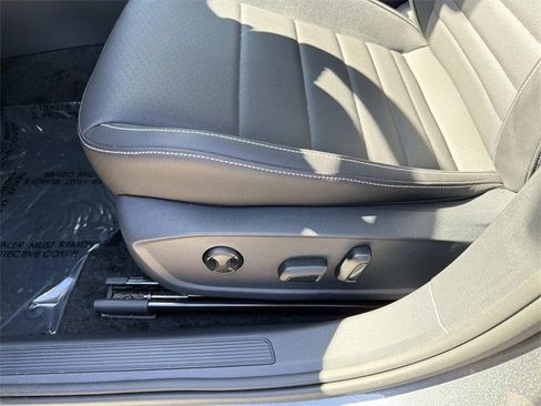 Certified 2024 Volkswagen Jetta SE w/ Panoramic Sunroof Package image 15