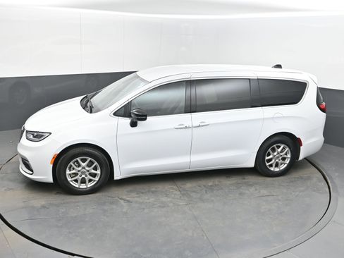 Used 2025 Chrysler Pacifica Select image 29