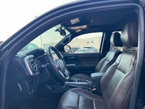 Used 2016 Toyota Tacoma Limited w/ Towing Package AWD/4WD image 28