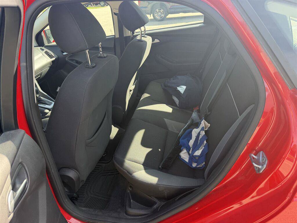 Used 2014 Ford Focus SE w/ SE Winter Package FWD image 12