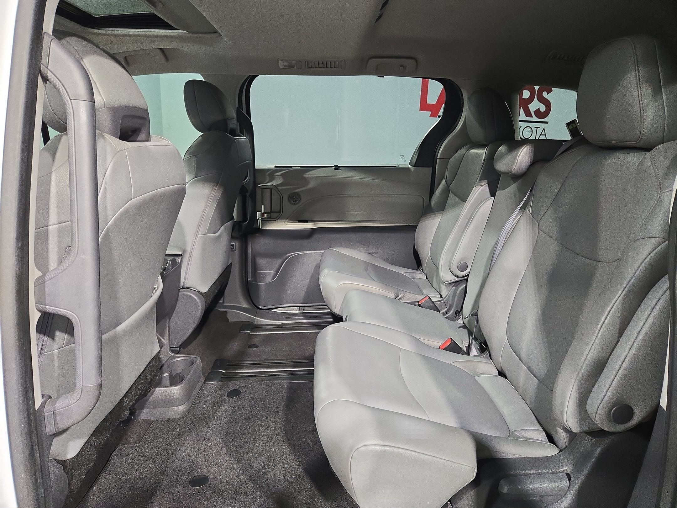 Used 2021 Toyota Sienna XLE FWD image 34