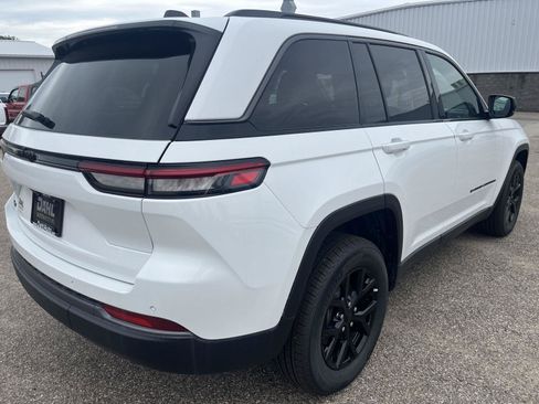 Used 2026 Jeep Grand Cherokee Altitude AWD/4WD image 7