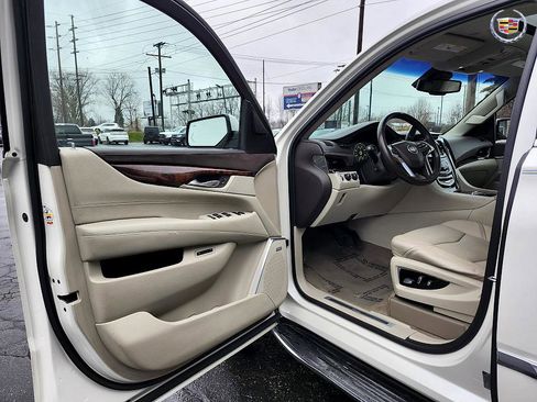 Used 2015 Cadillac Escalade Premium image 9