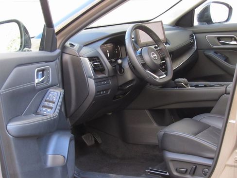 Used 2024 Nissan Rogue Platinum w/ Platinum Premium Package image 9