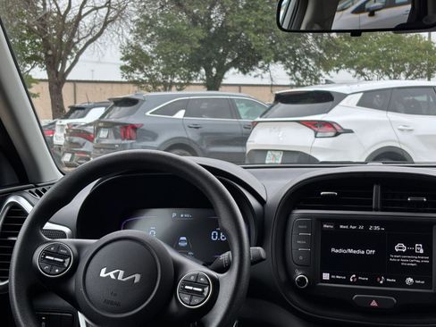 Used 2025 Kia Soul LX w/ LX Technology Package FWD image 34