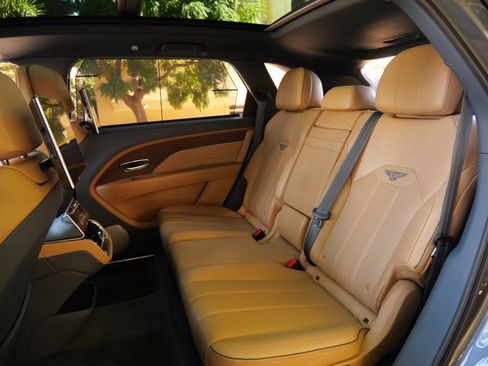 Used 2023 Bentley Bentayga Extended Wheelbase image 22
