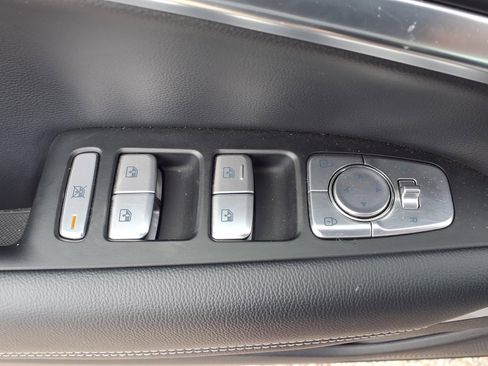 Used 2025 Genesis G70 2.5T image 8