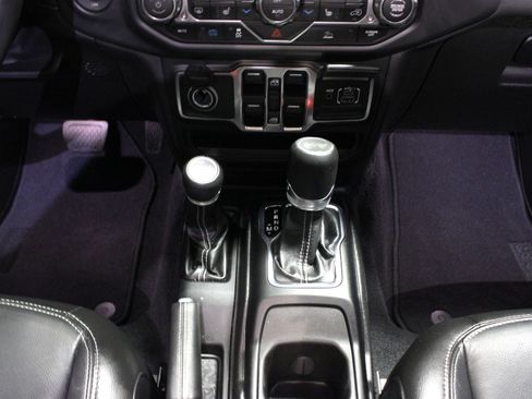 Used 2023 Jeep Wrangler Unlimited Sahara w/ Cold Weather Group AWD/4WD image 21