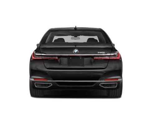 Used 2022 BMW 740i w/ M Sport Package RWD image 8