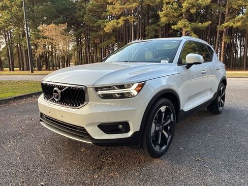 Used 2022 Volvo XC40 T5 Momentum w/ Premium Package image 7