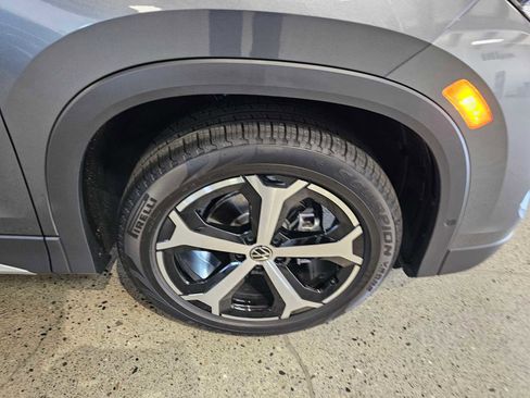 New 2025 Volkswagen Tiguan SE image 9