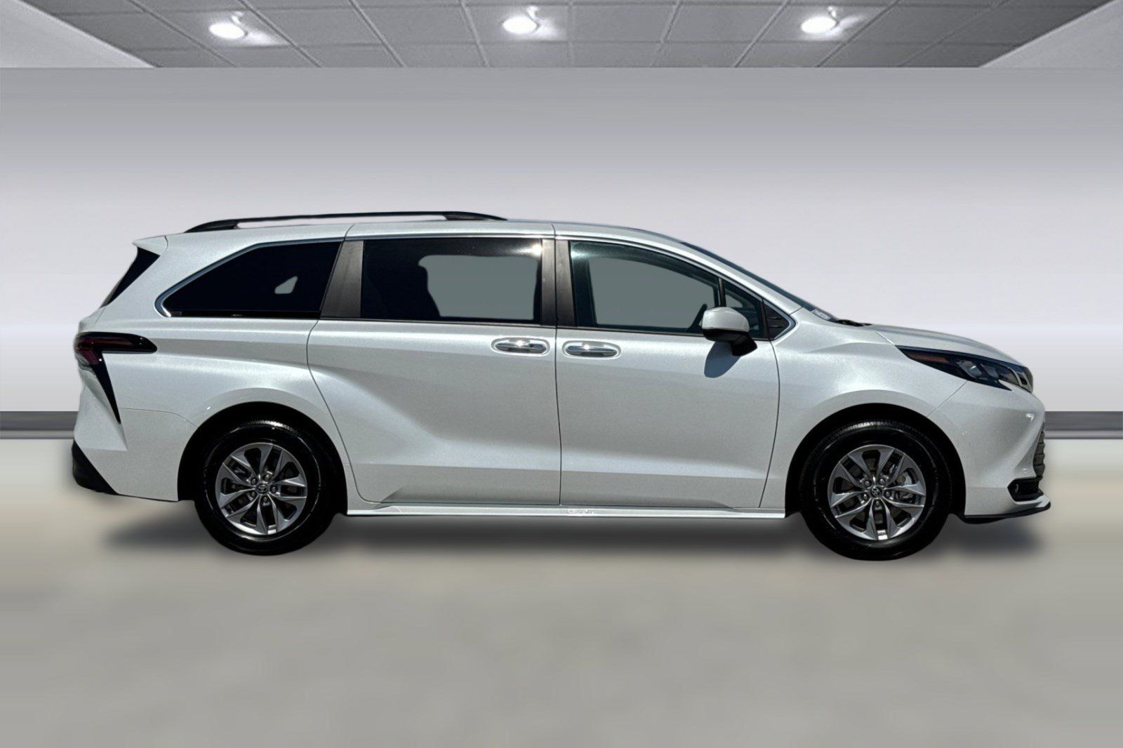 Used 2026 Toyota Sienna XLE FWD image 8