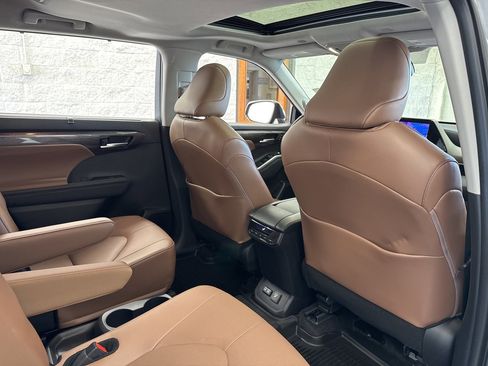 Certified 2025 Toyota Highlander Limited image 50