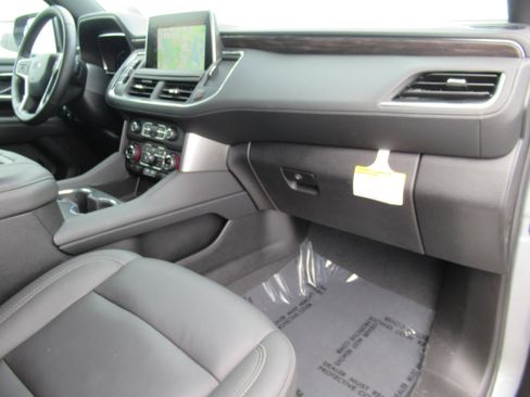 Used 2024 Chevrolet Suburban Z71 w/ Luxury Package AWD/4WD image 11