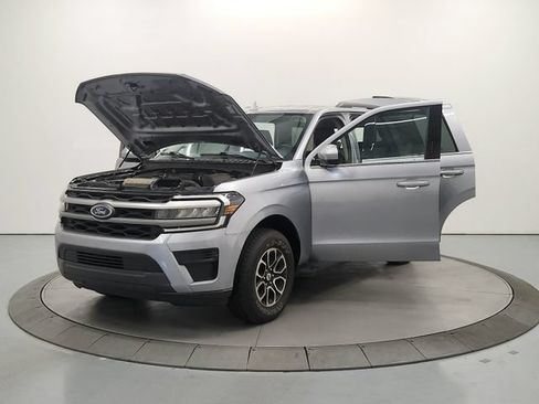 Used 2024 Ford Expedition XLT RWD image 12