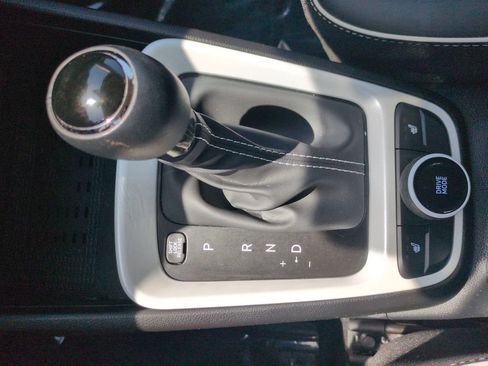 Used 2024 Hyundai Venue Limited FWD image 23