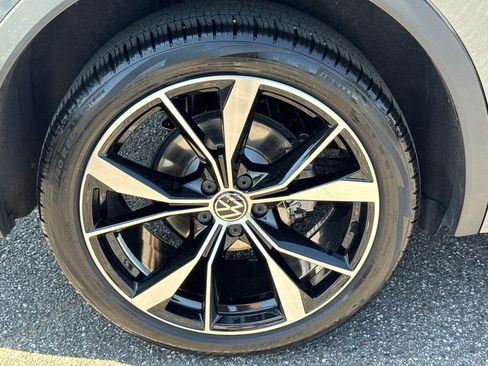 Used 2024 Volkswagen Tiguan SEL R-Line image 17