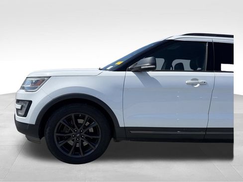 Used 2017 Ford Explorer XLT w/ Equipment Group 202A FWD image 21