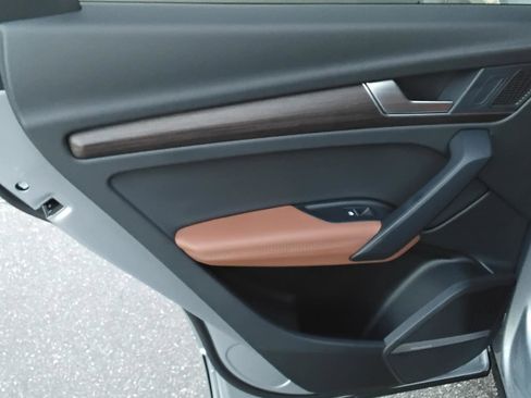 Certified 2025 Audi Q5 e Premium Plus w/ Premium Plus Package image 20