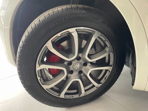 Used 2019 Maserati Levante image 12