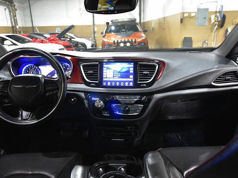 Used 2020 Chrysler Pacifica Limited FWD image 40
