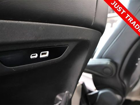 Used 2024 Chrysler Pacifica Touring-L image 19