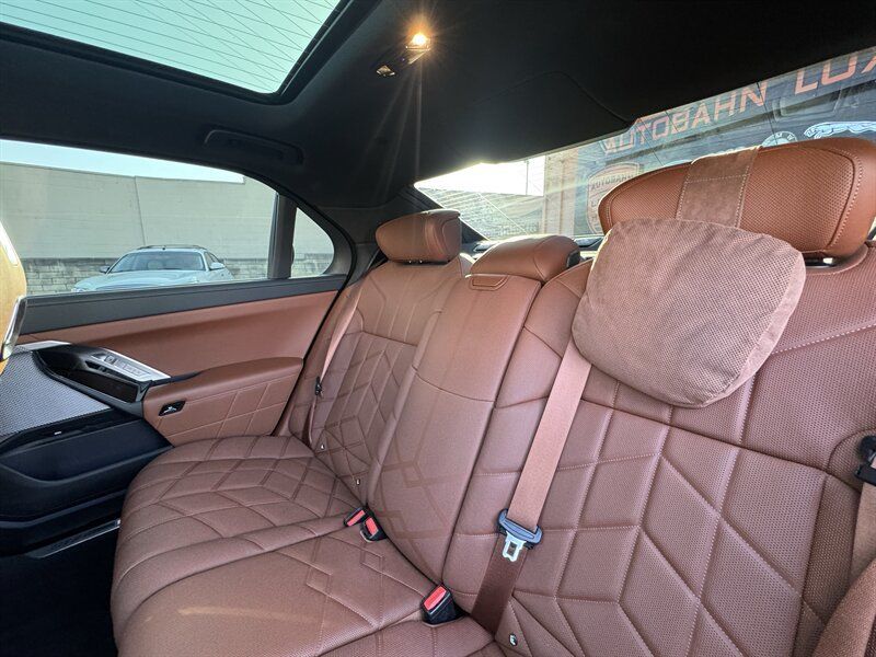 Used 2025 BMW i7 eDrive50 w/ M Sport Package RWD image 38