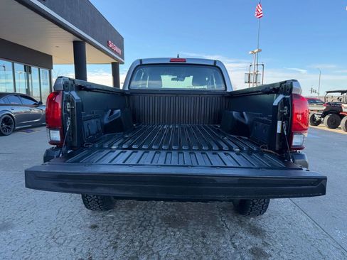 Used 2018 Toyota Tacoma SR image 8